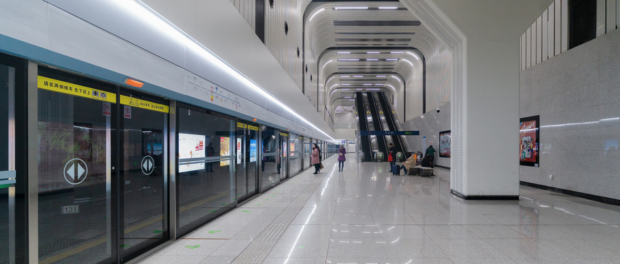 171098626373281826B9.jpg 攝圖網_501190877_wx_地鐵站候車的人群(企業商用).jpg