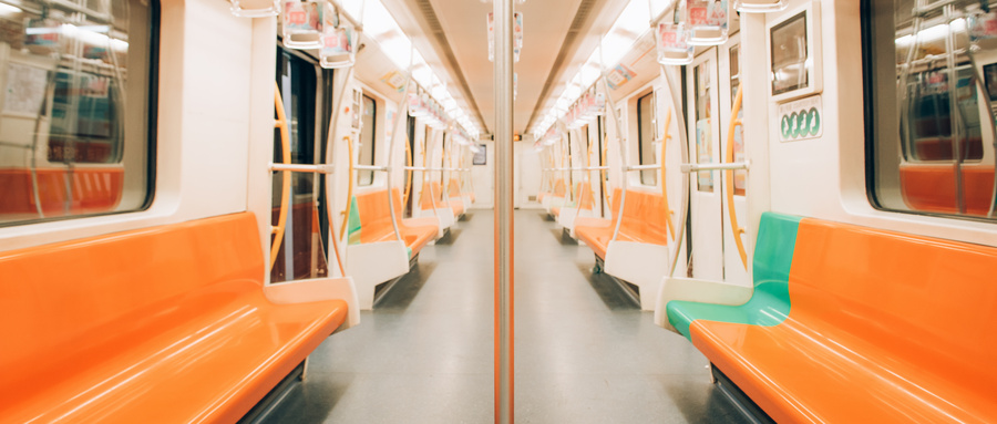 17116146402285766DD7.jpg 攝圖網_500465224_空曠地鐵車廂(企業商用).jpg